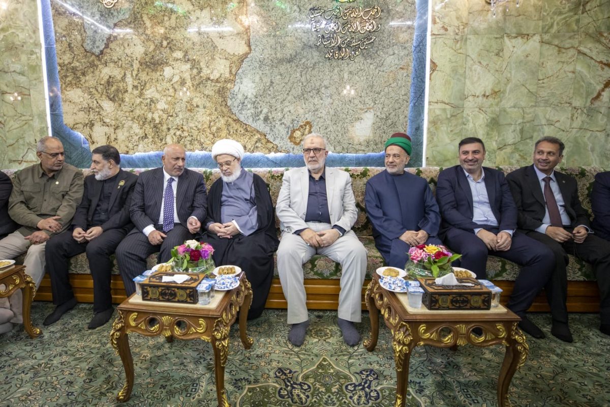 بالصور: ممثل المرجعية الدينية العليا والأمين العام للعتبة الحسينية المقدسة يستقبلان جموع المهنئين بمناسبة حلول عيد الأضحى المبارك.