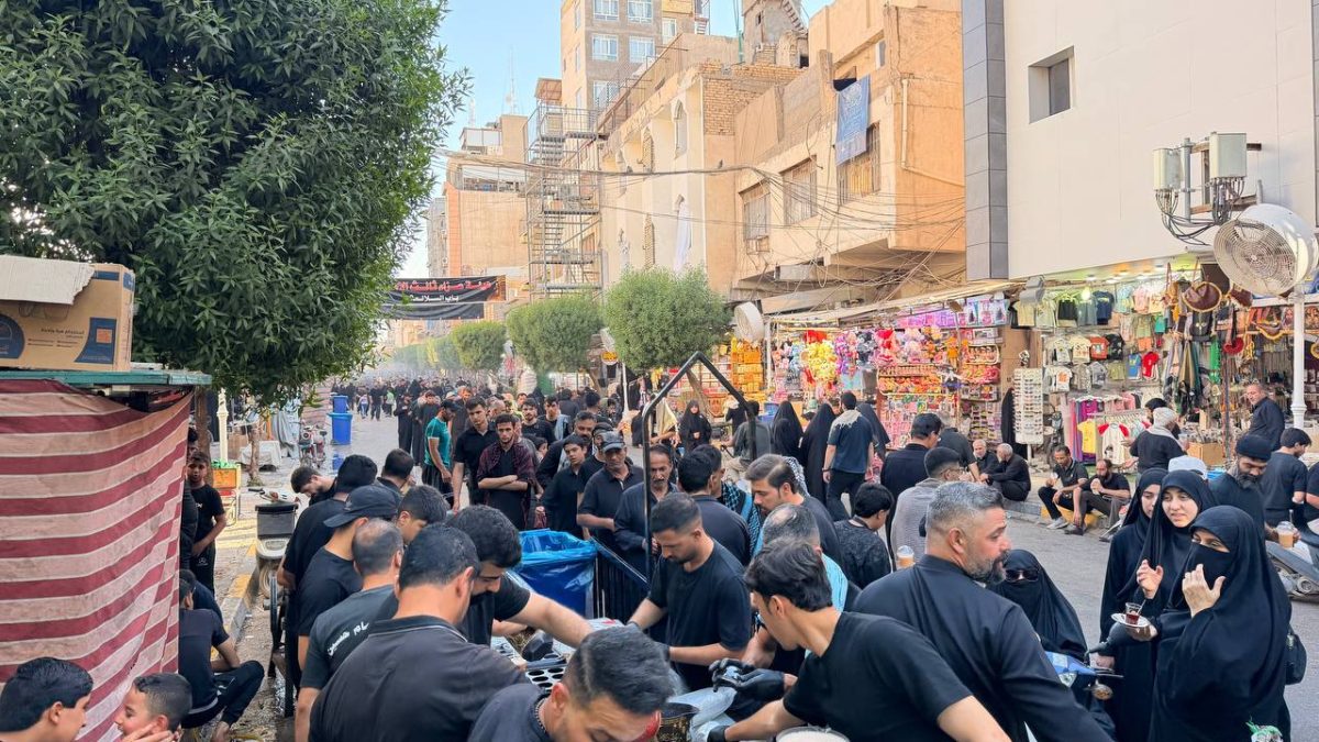 روح العطاء تتجدد.. أهالي كربلاء يواصلون خدمة الزائرين في شهر محرم