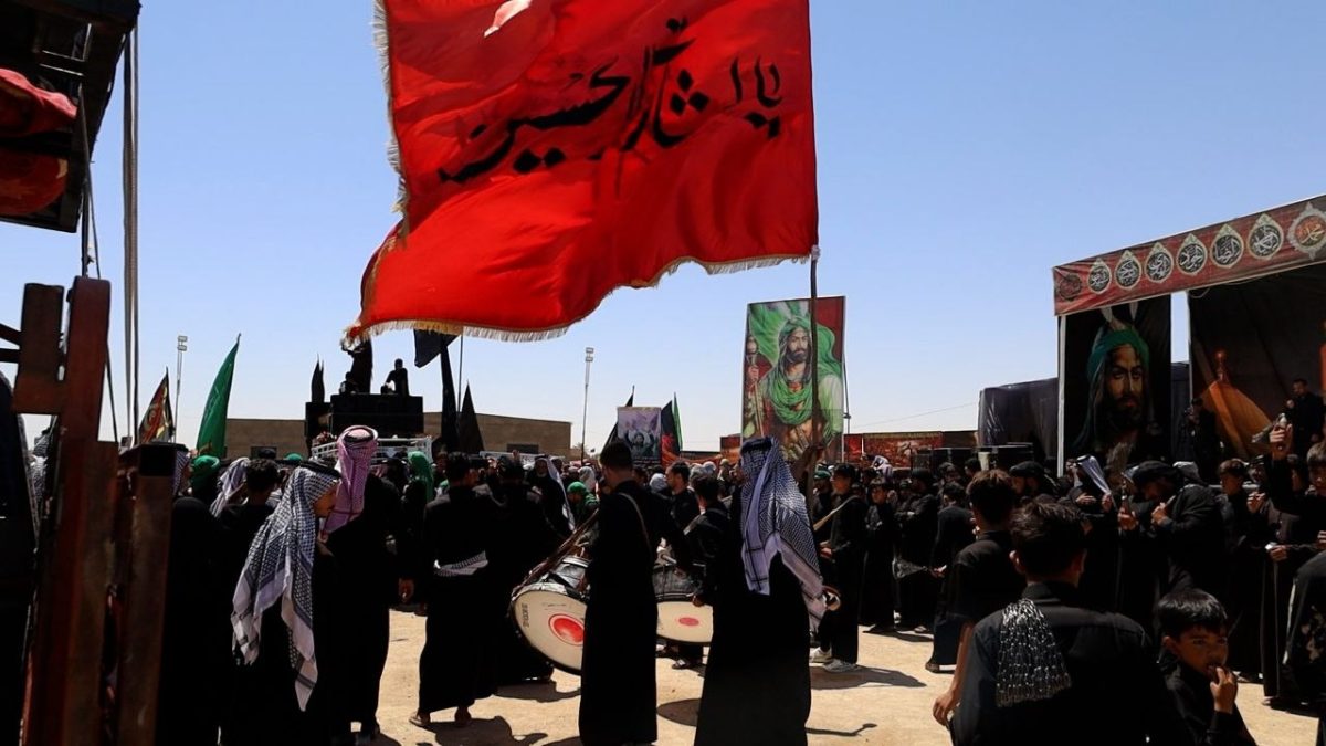 السادة (البوغنيمة) بمحافظة الديوانية يقيمون عزاءهم السنوي بمشاركة عدد كبير من المواكب العزائية القادمة من النجف الاشرف والمثنى