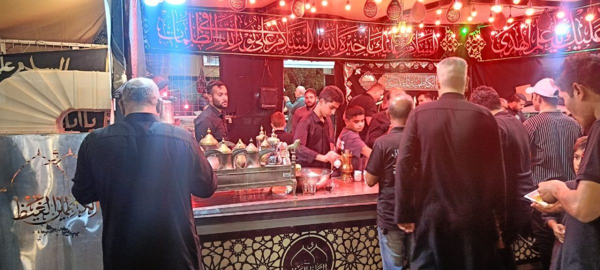 موكب خدمة الإمامين الجوادين (عليهما السلام) في الكاظمية يواصل تقديم خدماته للزائرين خلال ايام الحزن الحسيني