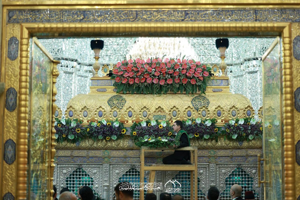 العتبة الكاظمية تنشر اكاليل الزهور على ضريحي الإمامين الكاظمين "عليهما السلام ابتهاجا بمولد النبي محمد (صلى الله عليه وآله)
