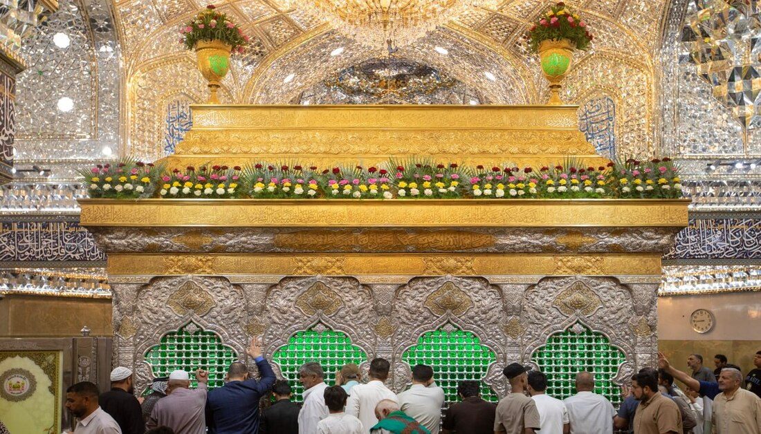 احتفاء بولادة الإمام الحسن العسكري (عليه السلام).. أكاليل الزهور تزين ضريح الإمام الحسين (عليه السلام)
