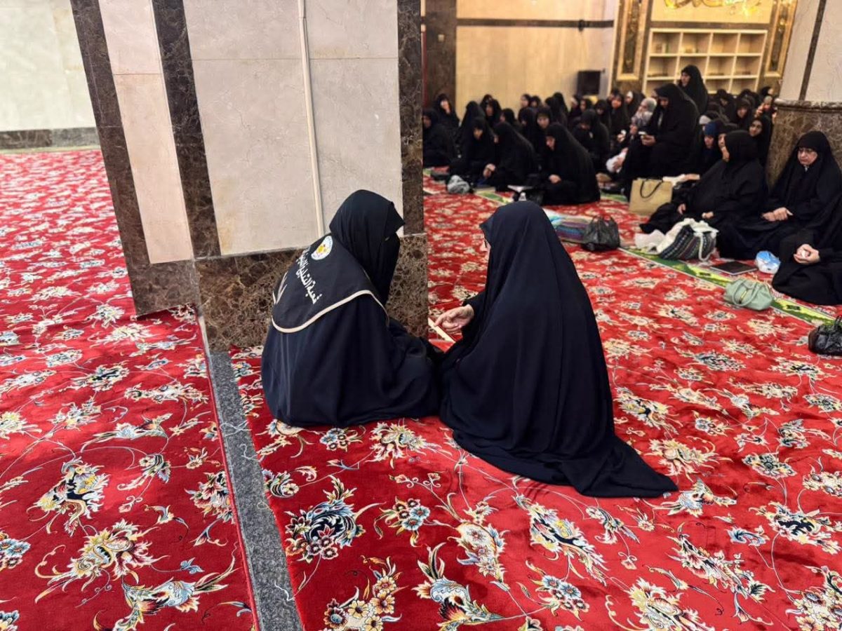 شعبة التبليغ الديني النسوي في العتبة الحسينية تواصل تقديم خدماتها الإرشادية للزائرين في الصحن الحسيني الشريف