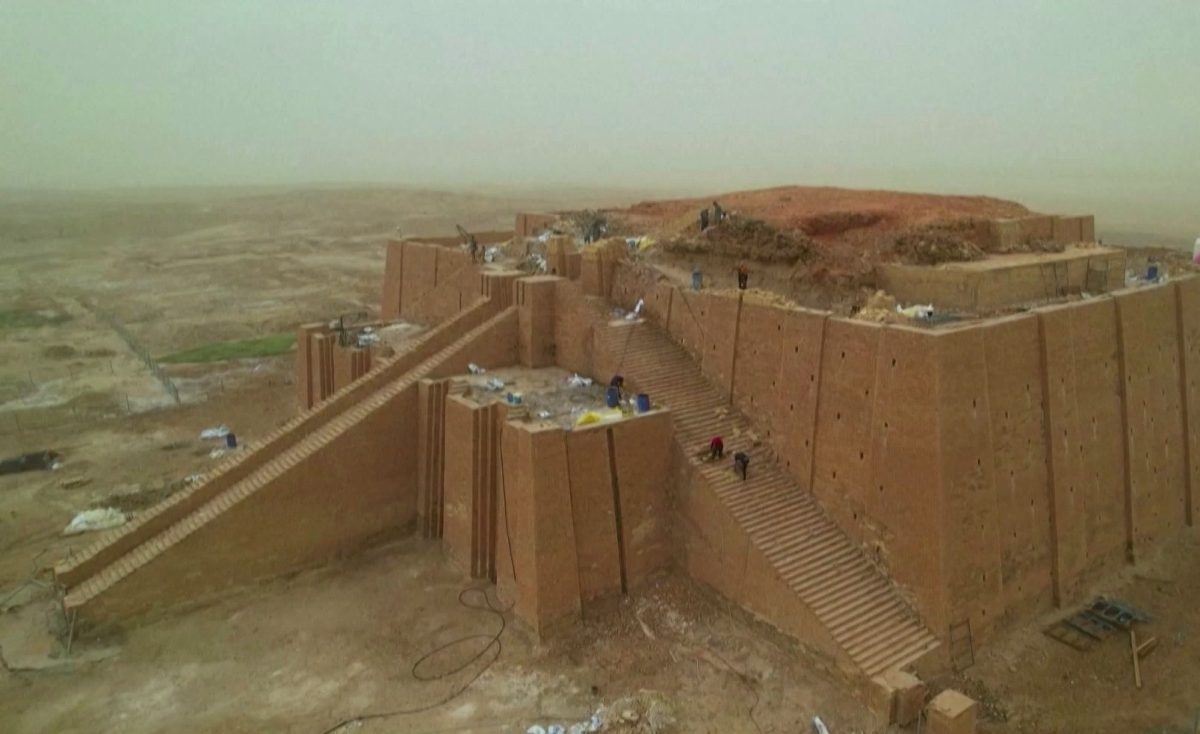 وفق المعايير الدولية .. الكوادر الفنية العراقية تواصل العمل في صيانة وترميم زقورة أور الأثرية