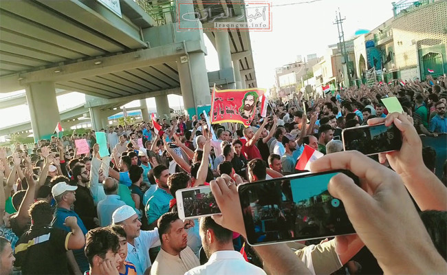 النجف الاشرف : طلبة جامعيون ينفذون عملا مسرحيا يجسد الواقع السياسي وتعامل الحكومة مع المتظاهرين (تقرير)