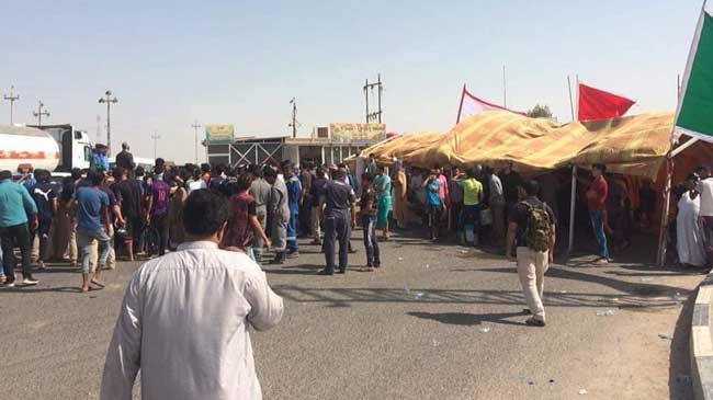 محتجو البصرة يغلقون طرق “الحقول النفطية” والمدارس تغلق أبوابها