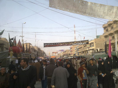 عدد من المسرحيين يجسدون بعض ملامح القضية الحسينية بالتزامن مع توافد زوار اربعينية الامام الحسين (عليه السلام) الى كربلاء. تقرير صوتي..