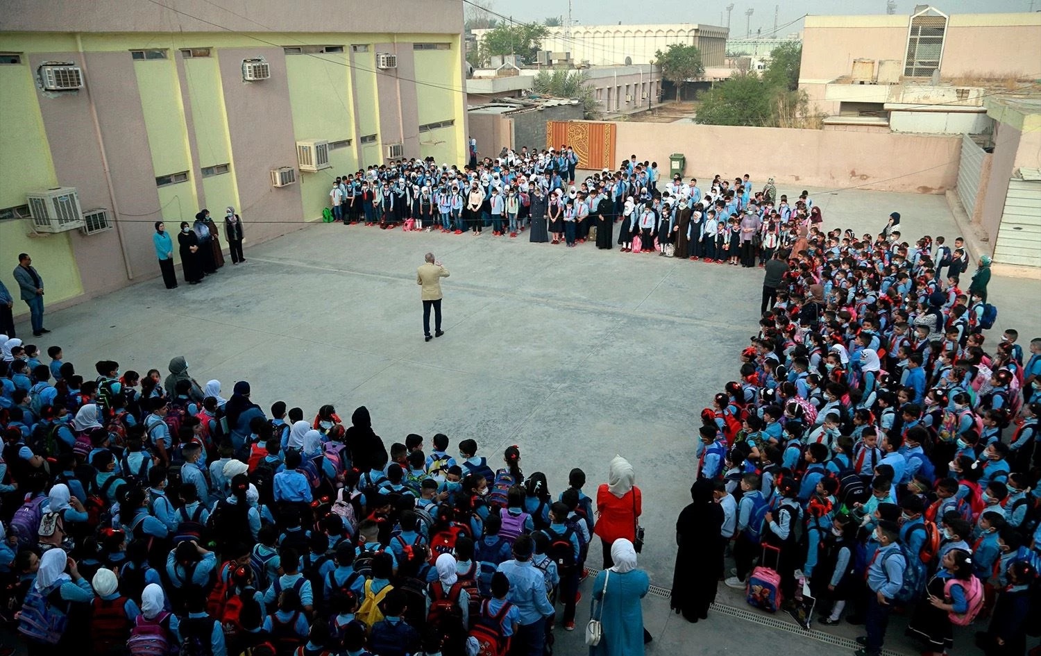 التربية توجه بإيقاف الاصطفاف المدرسي والانشطة الخارجية
