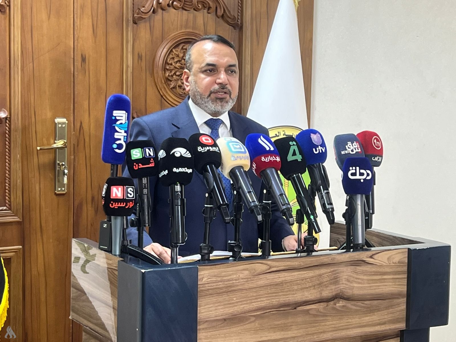 وزير التربية وكالة يعلن بان وزارة المالية ستقوم بصرف الرواتب كاملة اليوم الثلاثاء من دون استقطاع عن توزيع
