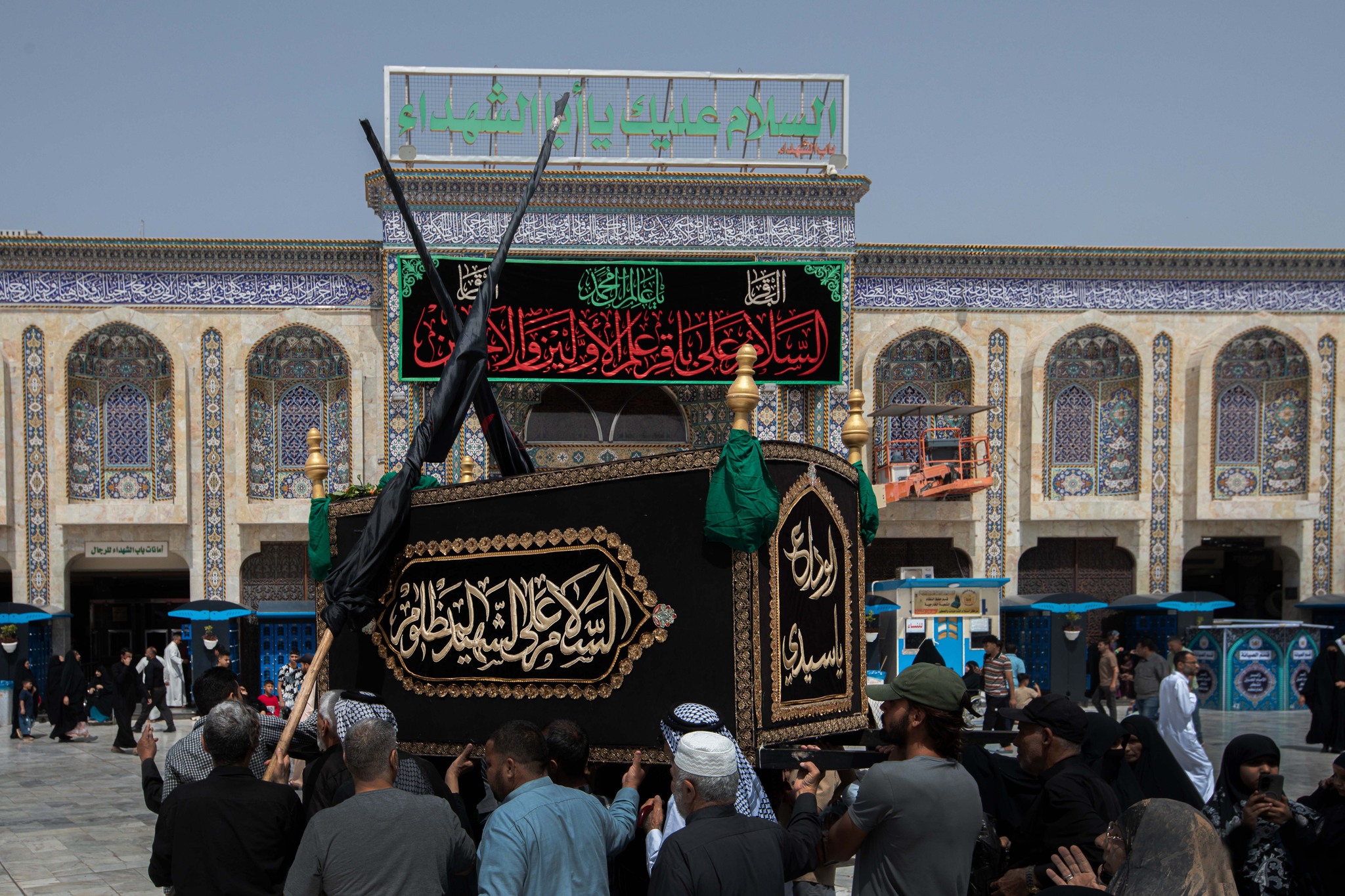 بالصور .. تشييع النعش الرمزي للإمام الباقر عند مرقد جده الإمام الحسين صلوات الله وسلامه عليهما
