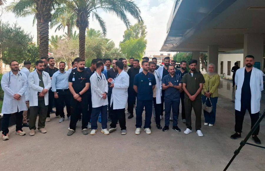 الاطباء العقود في واسط ينظمون وقفة احتجاجية للمطالبة بتثبيتهم على الملاك الدائم