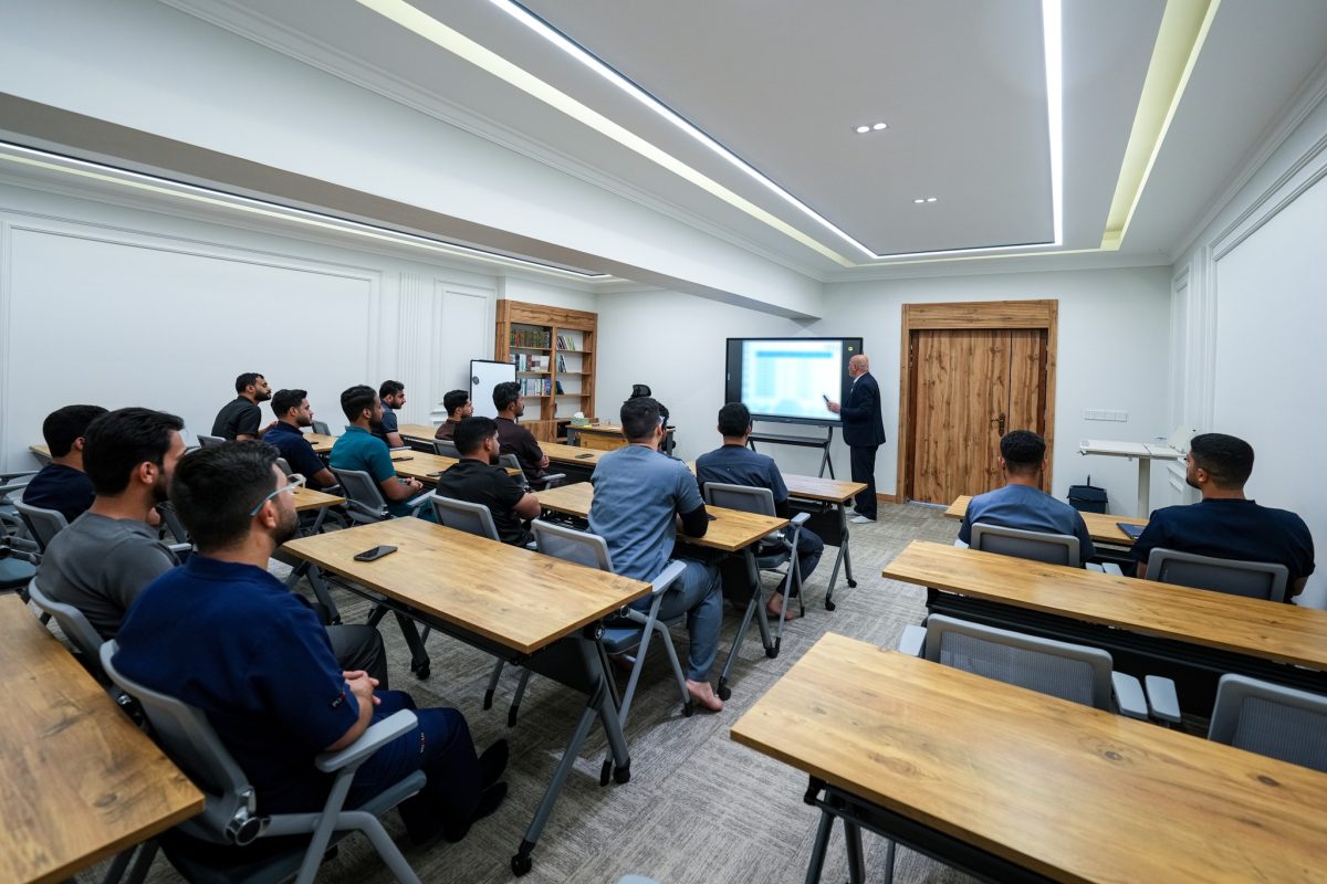 العتبة العسكرية تقيم دورة تدريبية لملاكتها بهدف تطوير مهاراتهم باللغة الفارسية