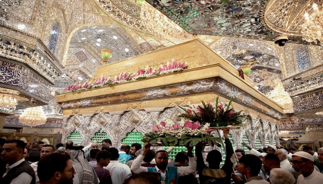 بالصور .. أكاليل الزهور تزيح ضريح المولى أبي عبد الله الحسين صلوات الله وسلامه عليه بمناسبة حلول ذكرى عيد الغدير الأغر