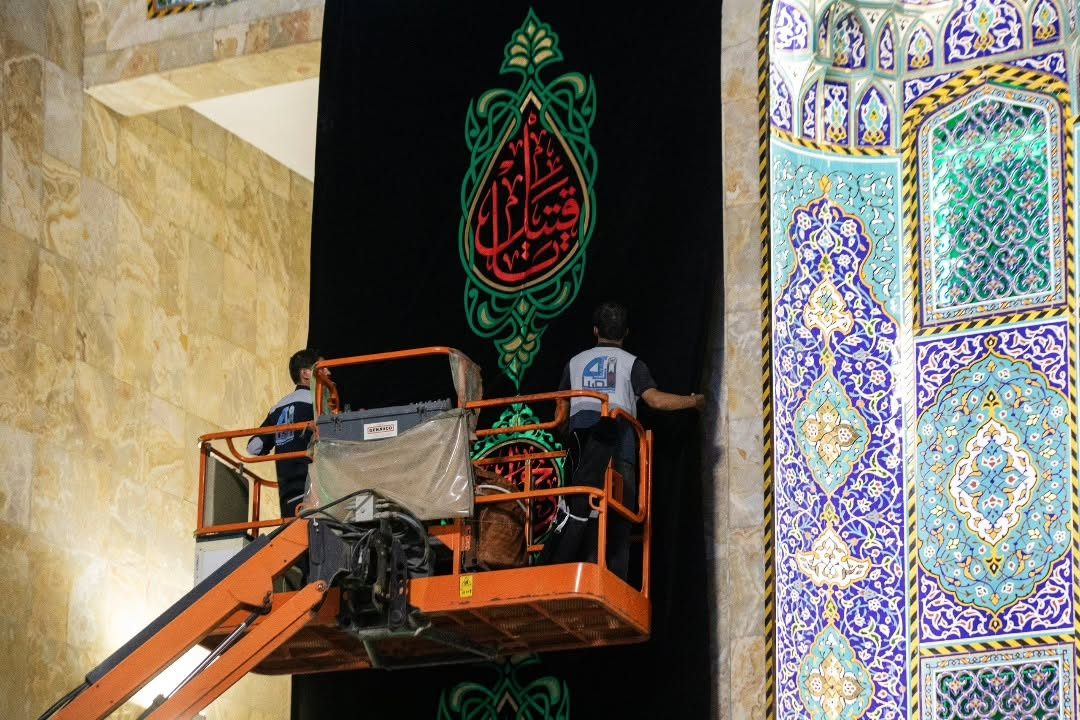 مع اقتراب شهر الاحزان.. كوادر العتبة الحسينية المقدسة تنشر لافتات العزاء بالصحن الشريف