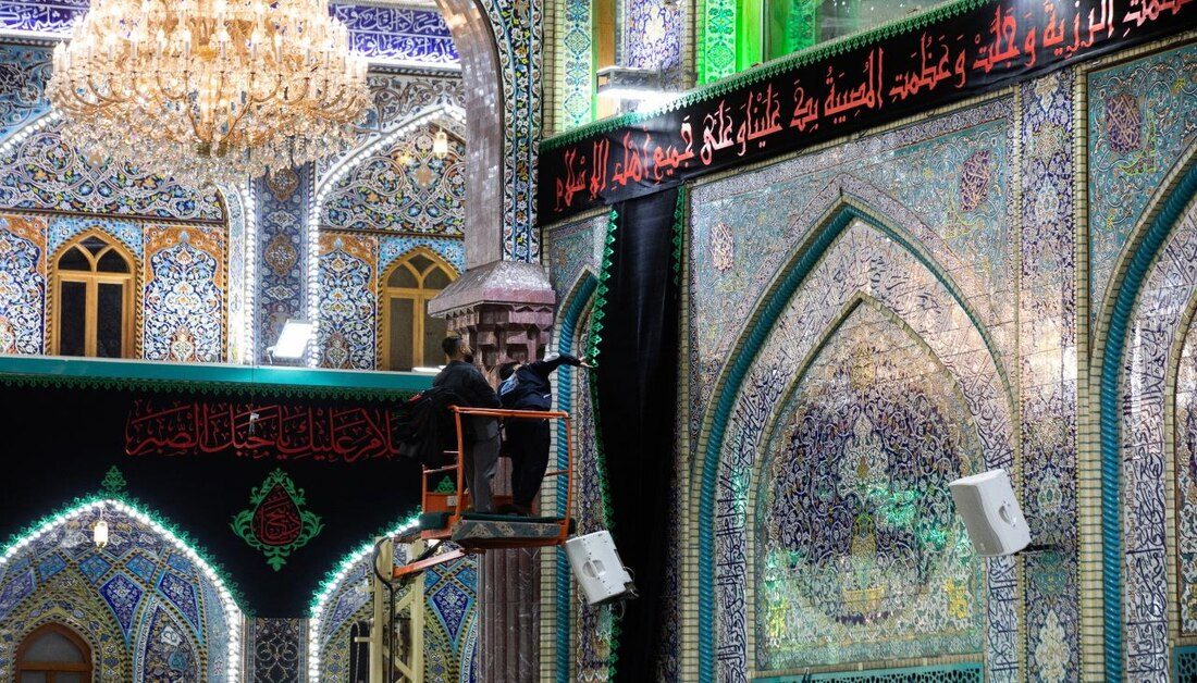 كوادر العتبتين المقدستين الحسينية والعباسية تنشر لافتات الحزن ومعالم العزاء الخاصّة بشهر محرم