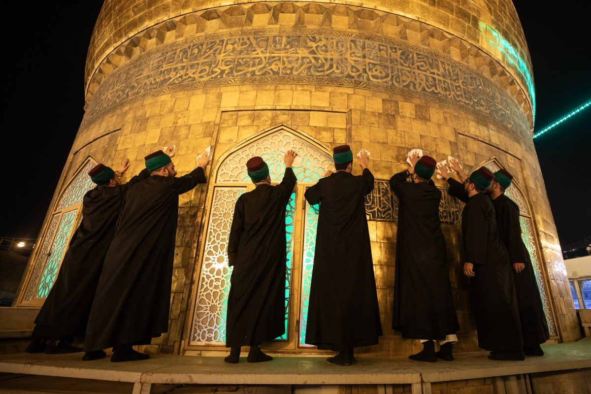 بالصور : غسل قبة مرقد الإمام الحسين عليه السلام إستعدادا لإستقبال شهر الأحزان