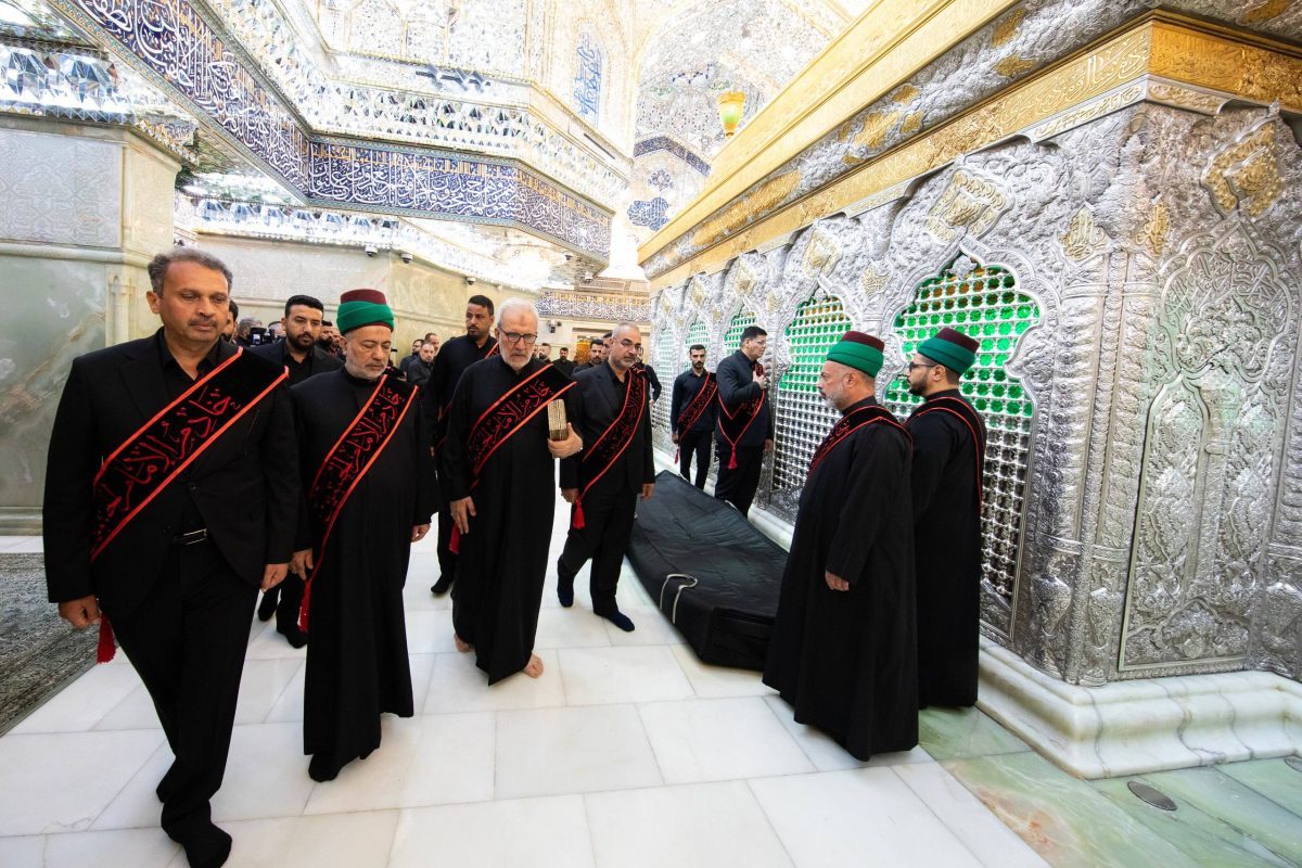 بحضور أمينها العام .. بالصور : العتبة الحسينية تستبدل كسوة ضريح الإمام الحسين عليه السلام بالسوداء إستعدادا لشهر محرم الحرام