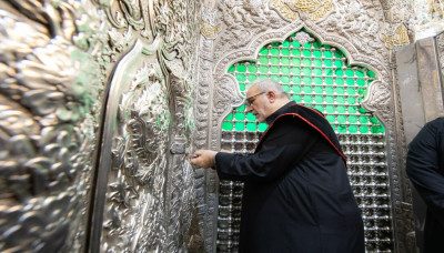 العتبة الحسينية المقدسة تستبدل كسوة ضريح الإمام الحسين بحضور الحوزة العلمية