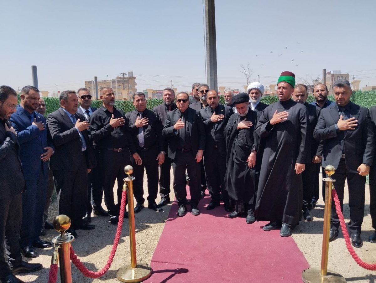 العتبة الحسينية ترعى مراسم رفع راية الحزن السوداء بجامعة القادسية