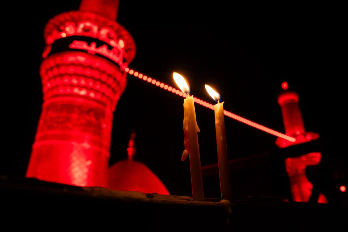 بمشاركة جمع غفير من المعزين .. أهالي مدينة كربلاء ينظمون مسيرة الشموع الحسينية لإحياء ليلة الوحشة من شهر محرّم الحرام