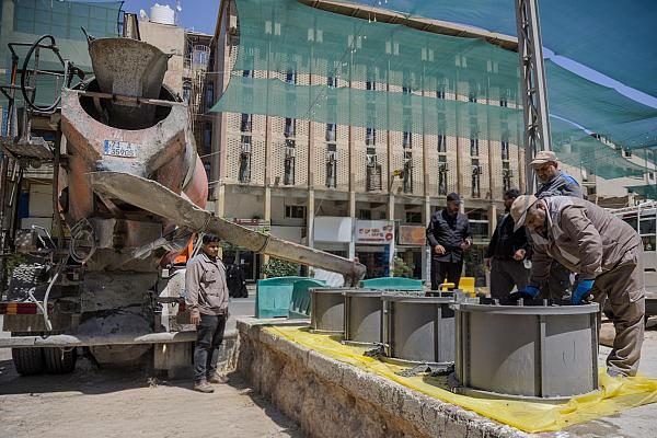 لتلطيف أجواء زيارة الأربعين: صب 25 قاعدة لمراوح الرذاذ في محيط الصحن العباسي المطهر