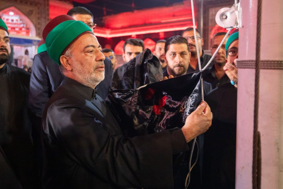 العتبة الحسينية المقدسة ترفع راية الإمام الحسن المجتبى عليه السلام بمناسبة ذكرى شهادته