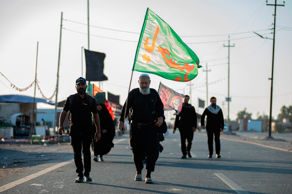 في مسير الحسين.. تمضي القلوب قبل الخطى وتحمل الرايات عهد الوفاء نساء