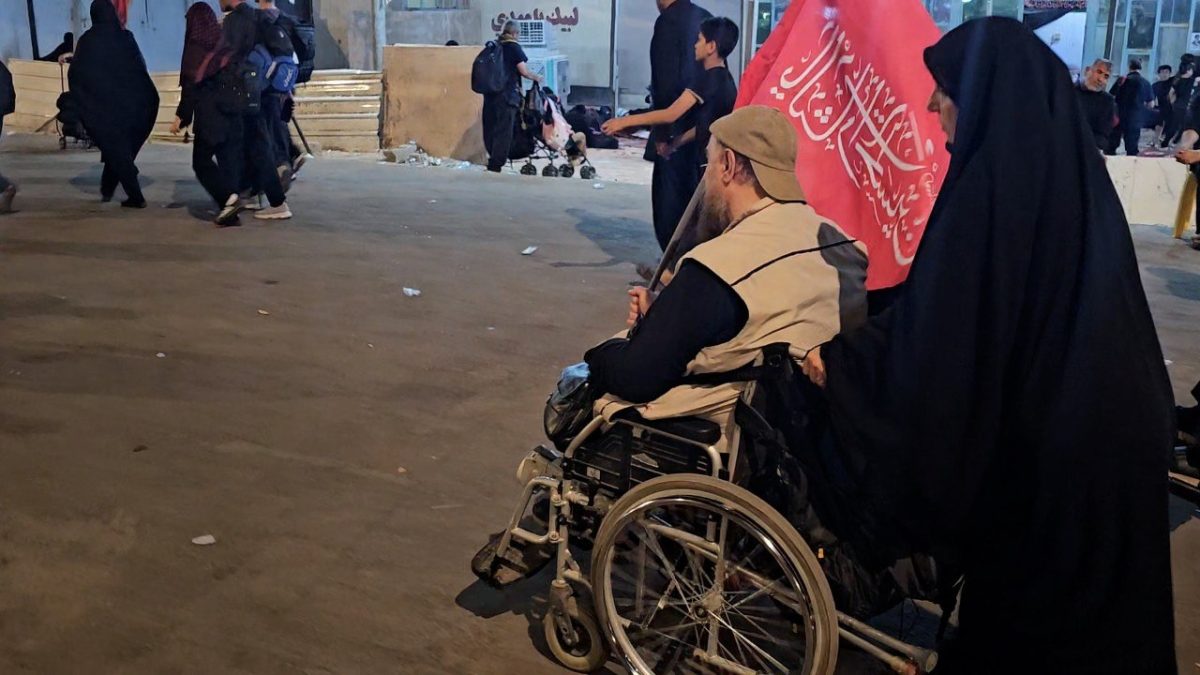 كبار السن وذوو الاحتياجات الخاصة يخطون أروع ملحمة وفاء على طريق العشق الحسيني