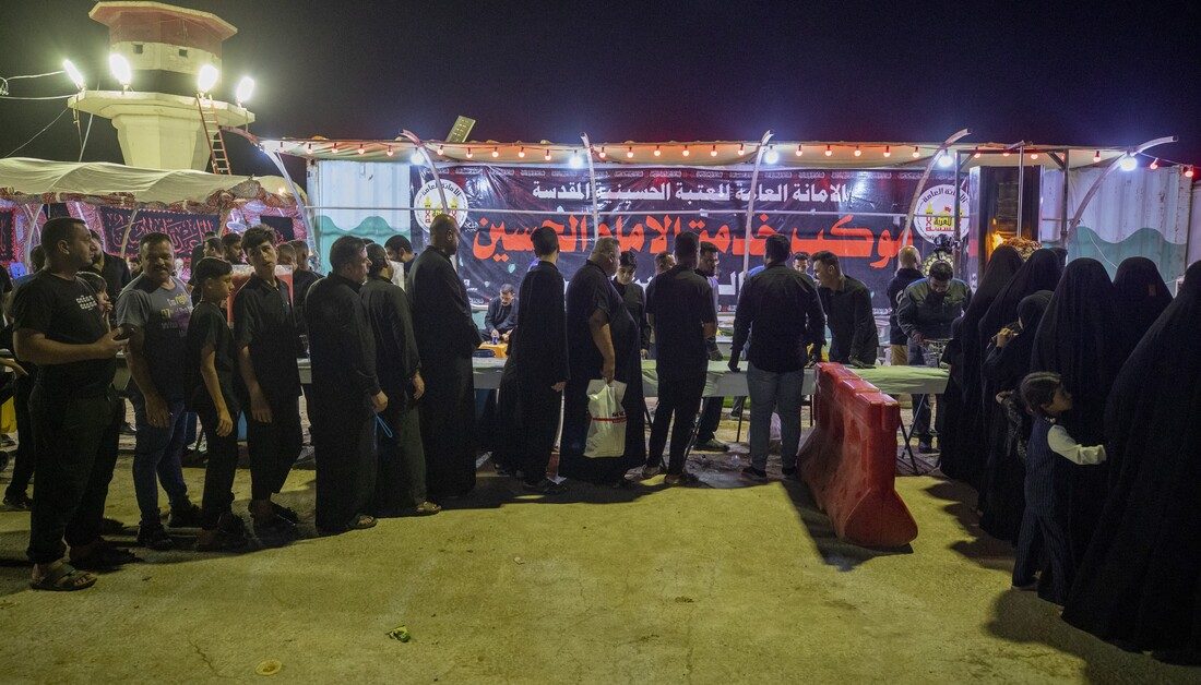 العتبة الحسينية تقدم أكثر من (8000) وجبة يوميا للزائرين الوافدين عبر محور قضاء عين التمر غرب كربلاء