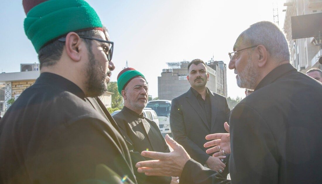 نائب الأمين العام للعتبة الحسينية يتابع ميدانيا عمل قسم الآليات وشعبة المعرفين لتنظيم حركة الزائرين في مركز مدينة كربلاء
