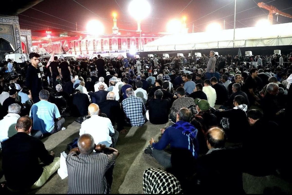 بالصور .. إقامة صلاة الجماعة وقراءة زيارة عاشوراء في صحن علي الأكبر (عليه السلام) وباب القبلة