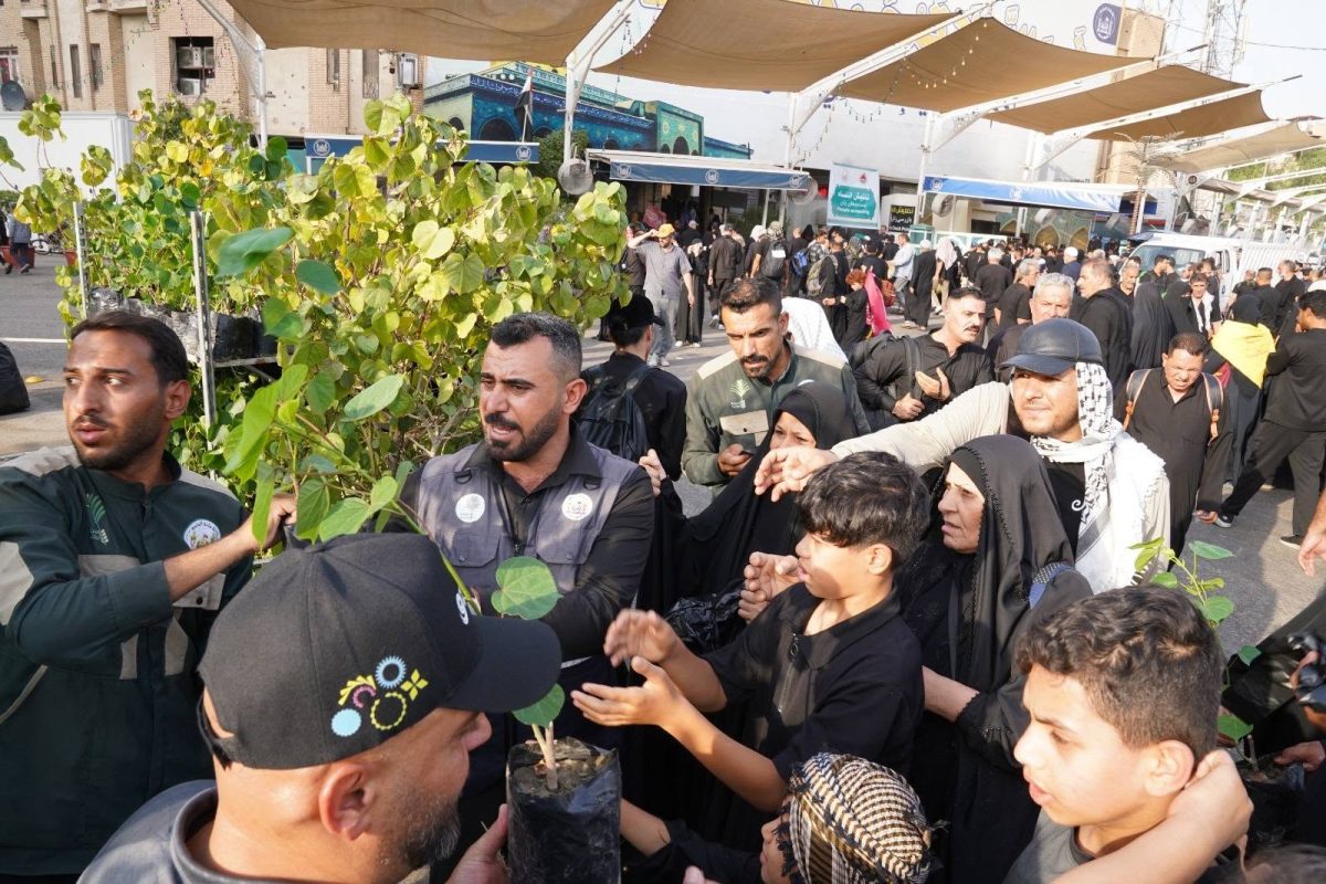 قسم الزينة والتشجير في العتبة الحسينية يوزع اكثر من 2000 شتلة زراعية مجانية على زوار الاربعين