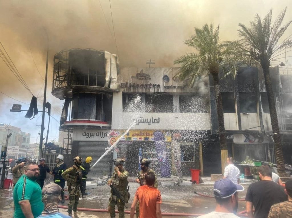 فرق الدفاع المدني تتمكن من إخلاء 50 مواطنا وإخماد حريق كبير إندلع في منطقة الكرادة وسط العاصمة بغداد
