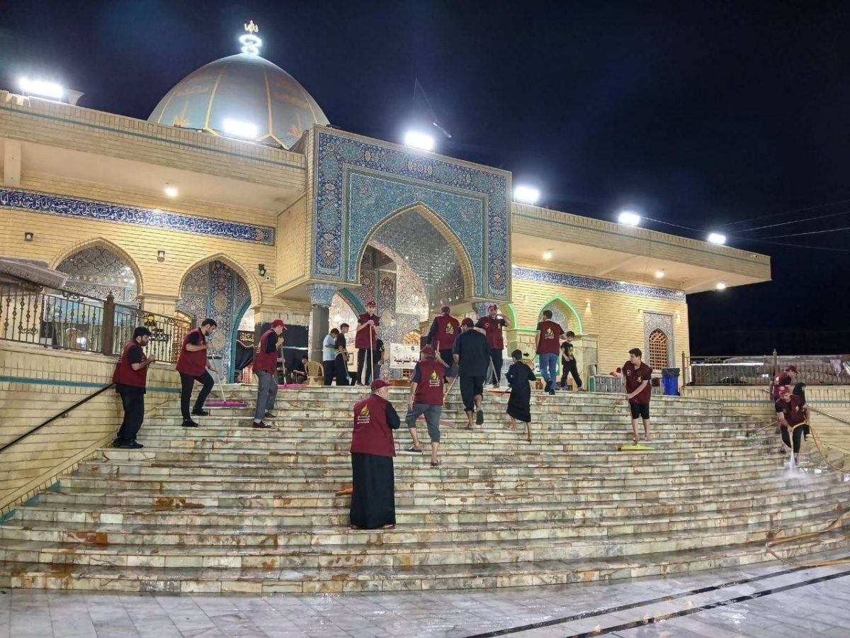 كوادر العتبة الحسينية تطلق حملة خدمية لتنظيف مرقد كميل بن زياد في النجف الاشرف