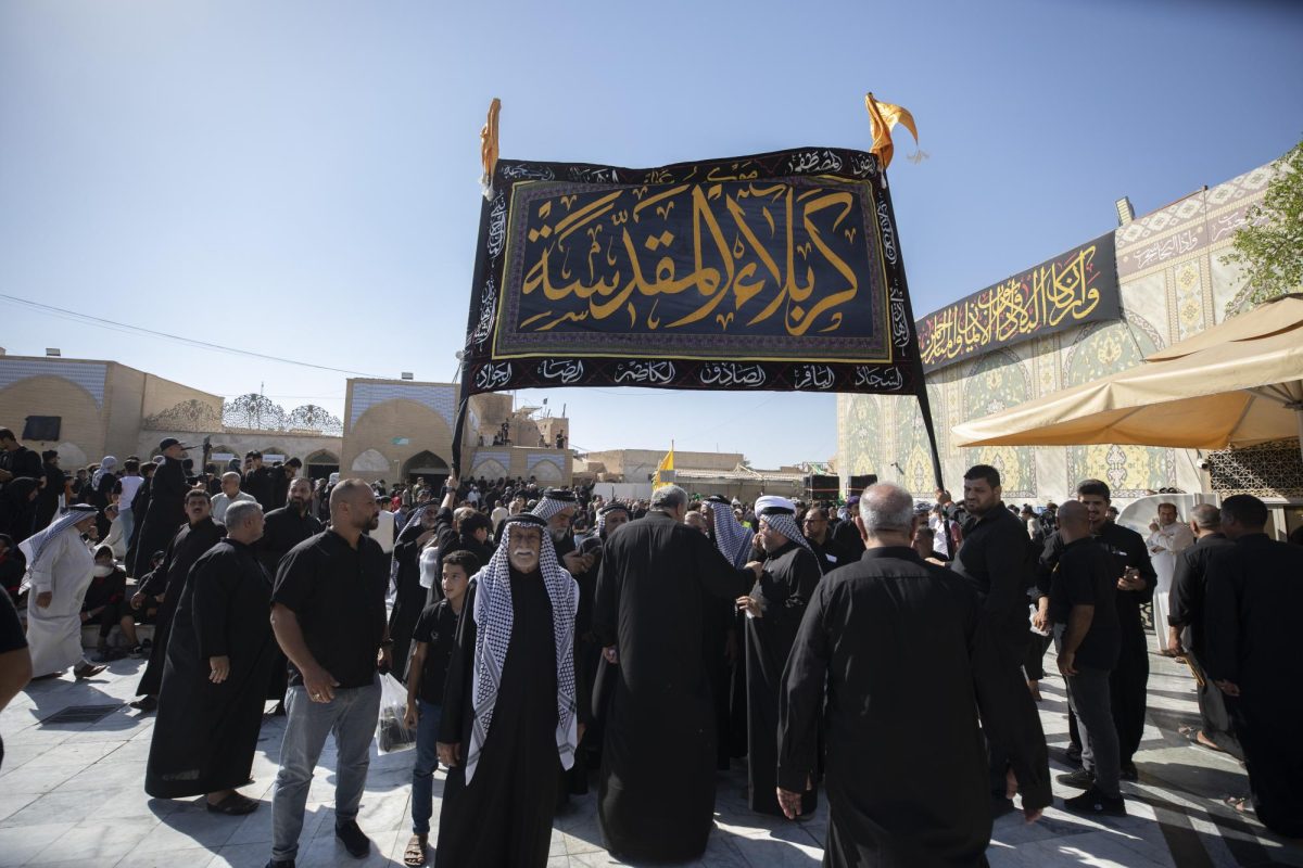 أهالي كربلاء يشاركون بخدمة الزائرين الوافدين لسامراء احياءً لشهادة الامام الحسن العسكري عليه السلام بمدينة