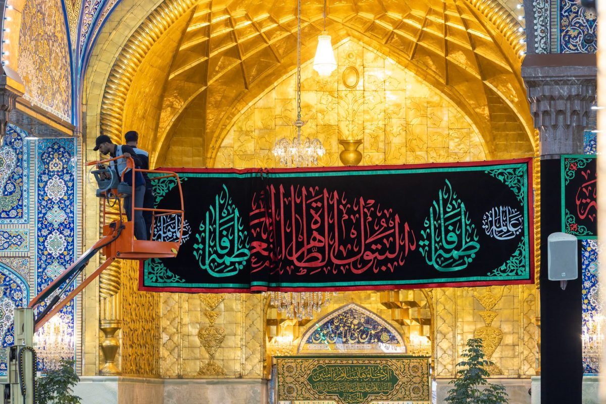 العتبة الحسينية المقدسة ترفع الرايات السوداء إحياءً لذكرى شهادة السيدة فاطمة الزهراء (عليها السلام)