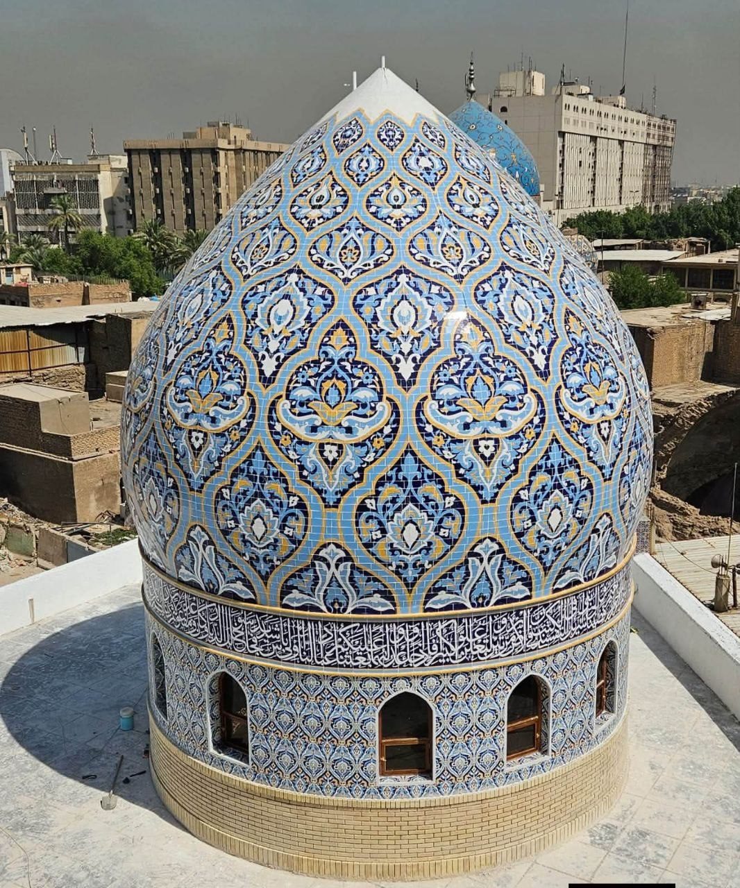 الكوادر الهندسية في مزار الصحابي عثمان بن سعيد العمري تصل الى نسب انجاز متقدمة بإعمار المزار