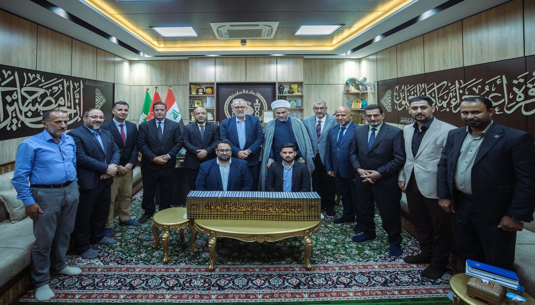 بالصور .. الأمين العام للعتبة الحسينية يتسلم نسخة من موسوعة ارهاب القاعدة وداعش في العراق
