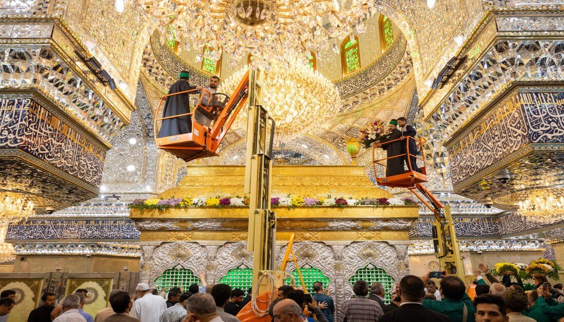 تزامنا مع ذكرى ولادة السيدة زينب الكبرى (عليها السلام).. تزيين ضريح الإمام الحسين (عليه السلام) بالورود