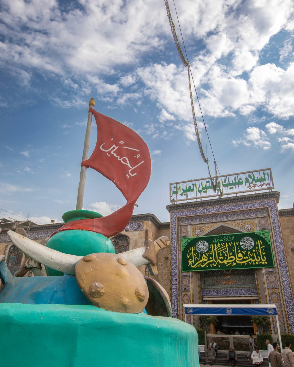 بالصور .. لافتات الفرح تزين الصحن الحسيني الشريف بمناسبة ذكرى ولادة العقيلة زينب صلوات الله وسلامه عليها