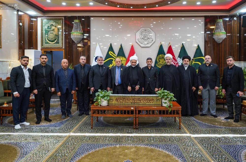 العتبة الحسينية تهدي نسختين من موسوعة توثيق جرائم داعش الإرهابي في العراق الى العتبة العلوية